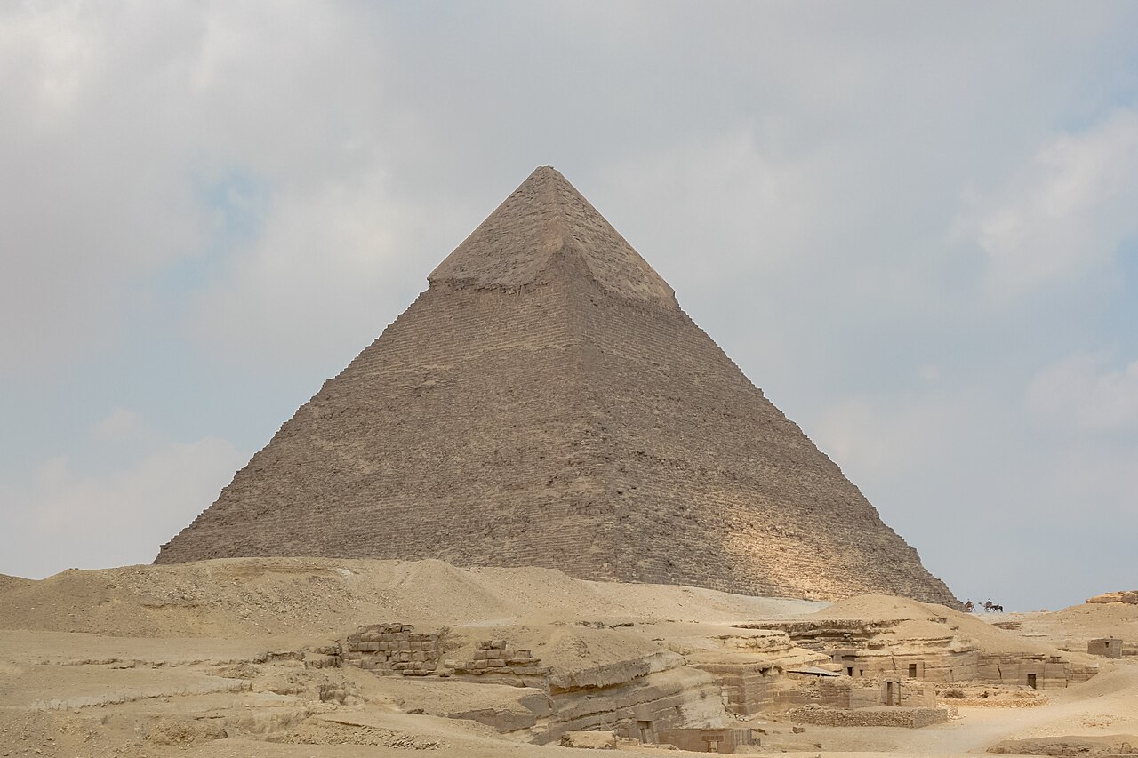 Published photograph of Khafre showing surviving limestone casing at the summit